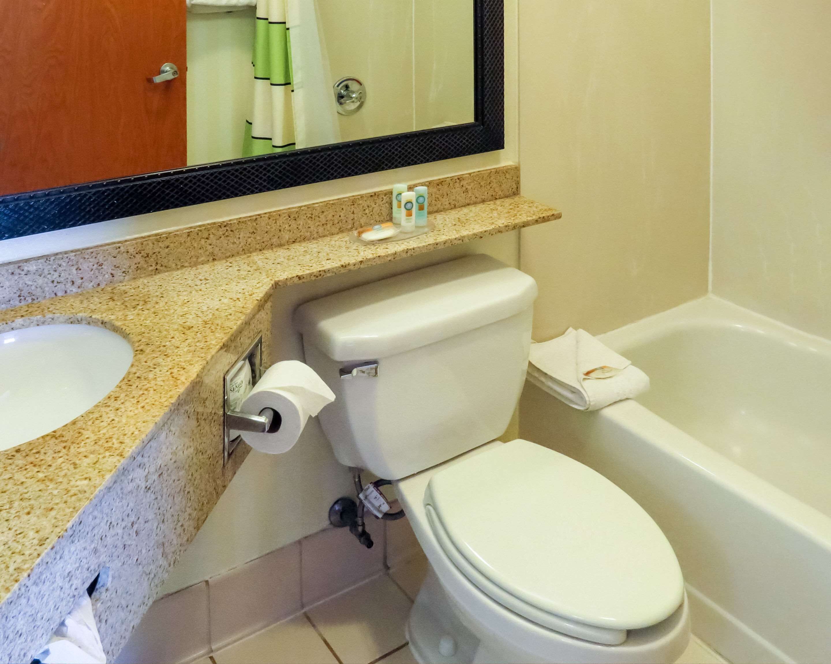 Un bagno con il water, un lavandino e una vasca.