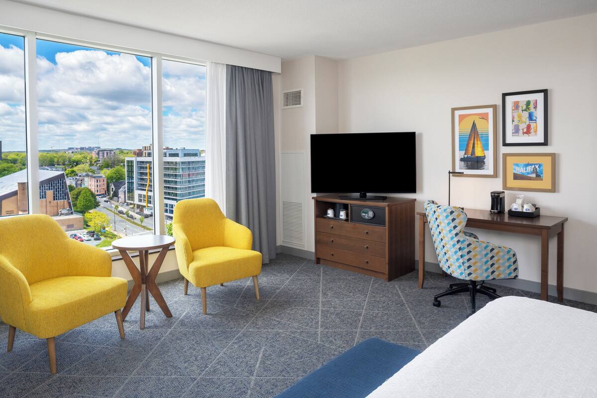 Room, 1 Bedroom, Non Smoking | Minibar, in-room safe, blackout curtains, soundproofing