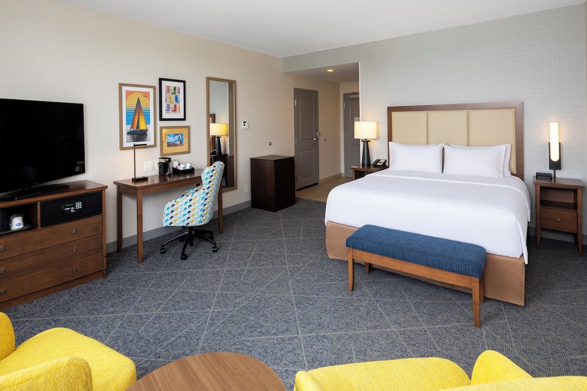 Room, 1 King Bed, Non Smoking | Minibar, in-room safe, blackout curtains, soundproofing