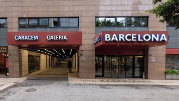 Un edificio con carteles que dicen 'GARAGEM GALERIA' y 'BARCELONA HOTEL'.