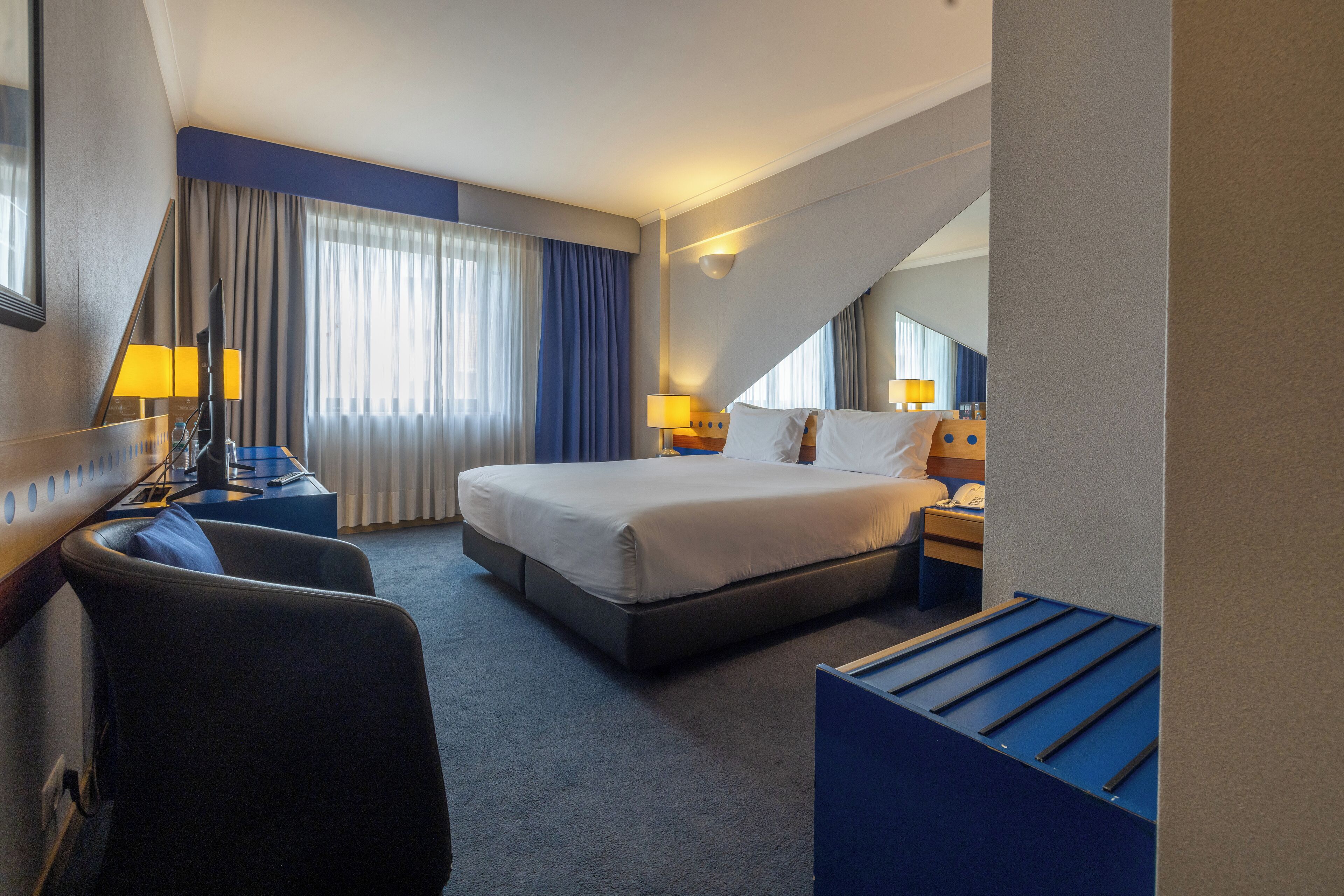 Phòng đôi | Minibar, két bảo mật tại phòng, bàn, màn/rèm cản sáng 