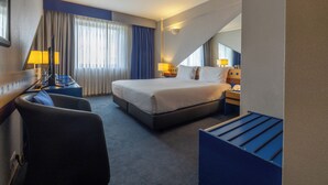 Dobbeltrom | Minibar, safe på rommet, skrivebord og blendingsgardiner