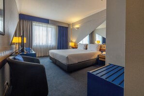 Kahden hengen huone | Minibaari, tallelokero huoneessa, työpöytä, pimennysverhot