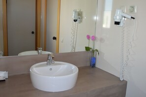 Rainfall showerhead, free toiletries, hair dryer, bidet