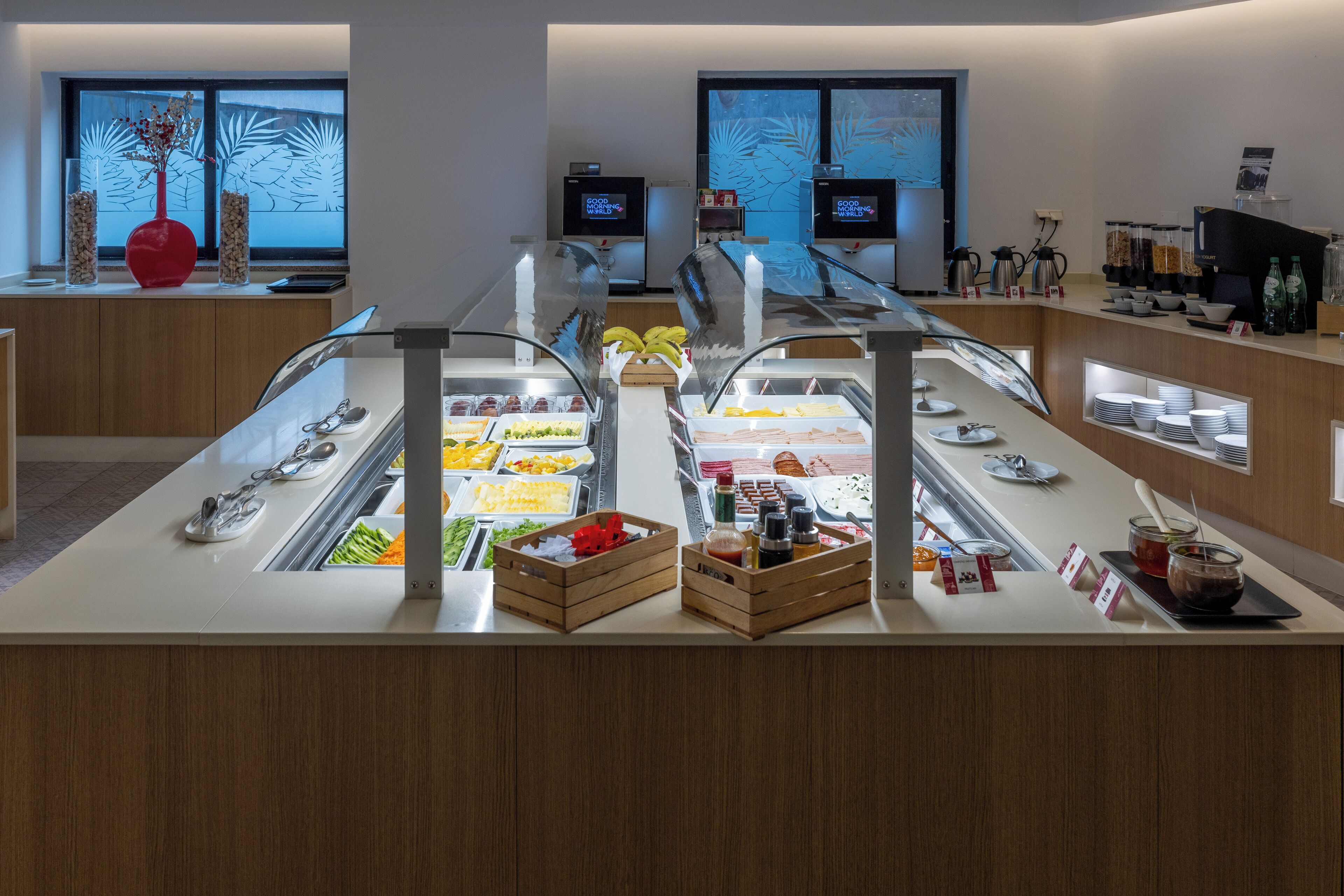 Desayuno buffet diario (EUR 13 por persona)