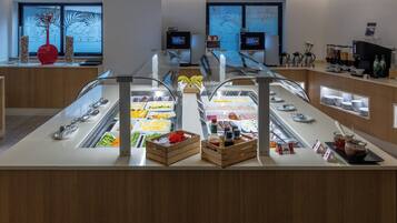 Bữa sáng buffet hàng ngày (13 EUR/mỗi người)