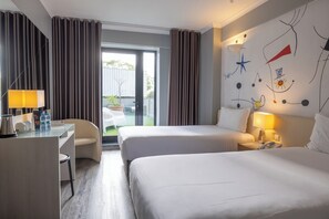 Minibar, coffres-forts dans les chambres, bureau, rideaux occultants