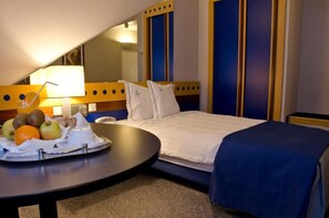 Single Room | Minibar, in-room safe, desk, blackout curtains