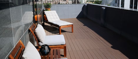 Suite familiare, terrazzo | 1 camera, minibar, una cassaforte in camera, una scrivania