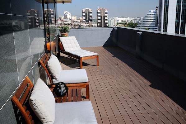 Suite familiale, terrasse | Minibar, coffre-fort, bureau, rideaux d’obscurcissement