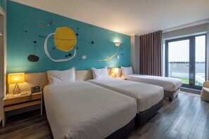 Family Room | Minibar, in-room safe, desk, blackout curtains - Hotel 3K Barcelona (Lisbon)