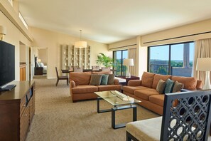 Club Suite, 1 Bedroom (SW-M) | Living room | 55-inch Smart TV with satellite channels, TV, video-game console - The Westin Kansas City at Crown Center (Kansas City)