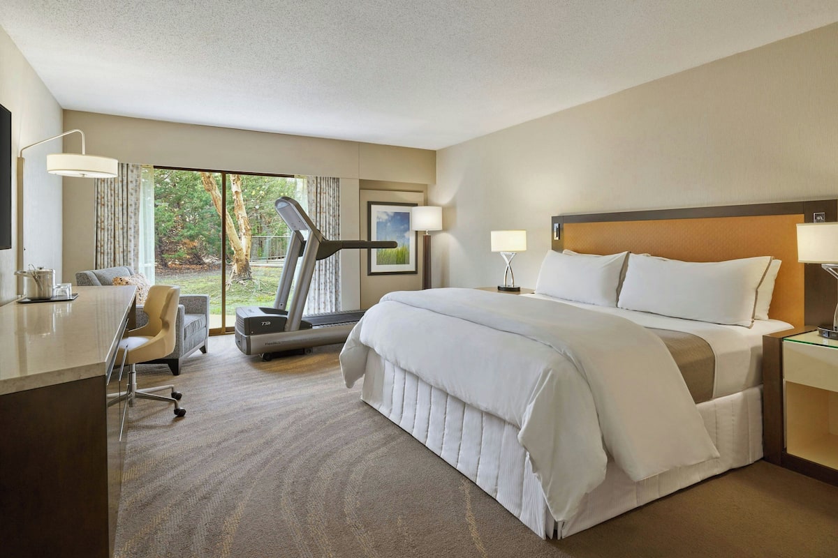 Westin, Room, 1 King Bed, Non Smoking | Premium bedding, pillowtop beds, in-room safe, desk