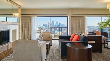 Suite – club, 1 dobbeltseng, byutsikt (View) | Oppholdsrom | En 55-tommers smart-TV med Parabol-TV samt TV og TV-spill