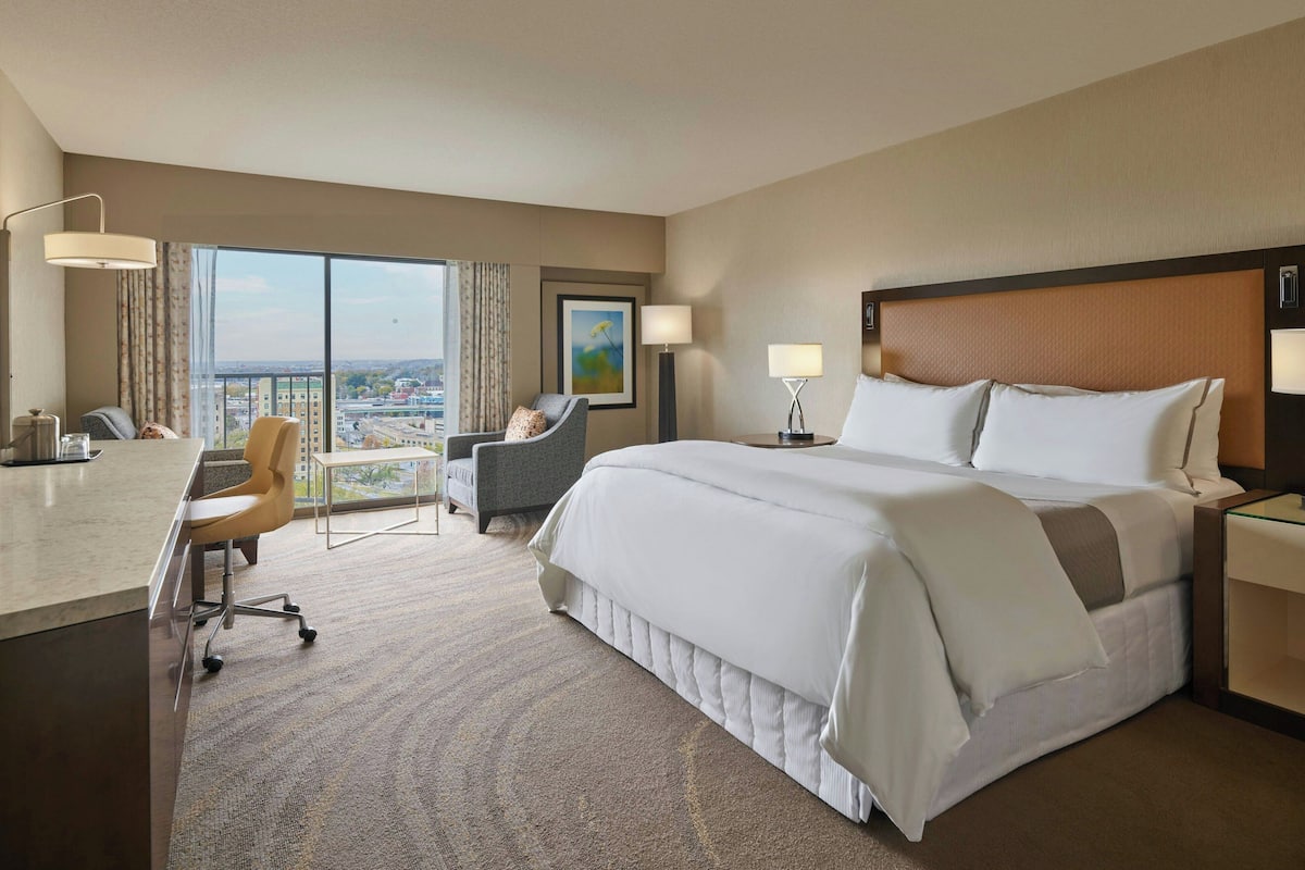 Traditional Room, 1 King Bed, Non Smoking | Premium bedding, pillowtop beds, in-room safe, desk