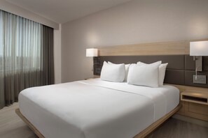 Hypo-allergenic bedding, desk, laptop workspace, iron/ironing board - AC Hotel by Marriott Portland Lake Oswego (Lake Oswego)
