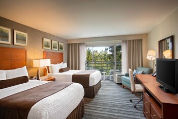 Executive Room, 2 Double Beds, Non Smoking | Balcony at Crowne Plaza Portland-Lake Oswego, an IHG Hotel