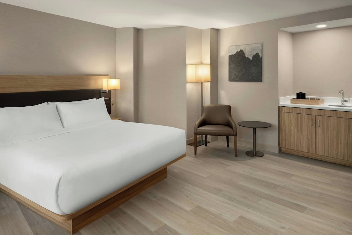 1 bedroom, hypo-allergenic bedding, desk, laptop workspace