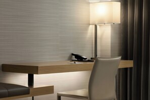 Hypo-allergenic bedding, desk, laptop workspace, iron/ironing board - AC Hotel by Marriott Portland Lake Oswego (Lake Oswego)