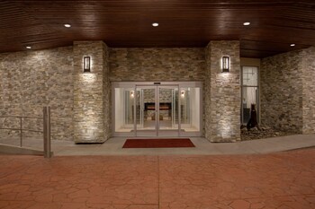 Hotel exterior and entrance at Crowne Plaza Portland-Lake Oswego, an IHG Hotel