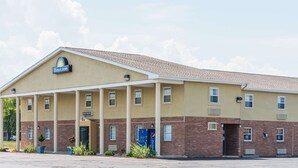 Un hôtel Days Inn doté d’une entrée avant abritée, d’une enseigne et du logo Pepsi sur la façade.
