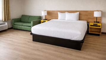 Una scrivania, postazione laptop, tende oscuranti, ferro/asse da stiro