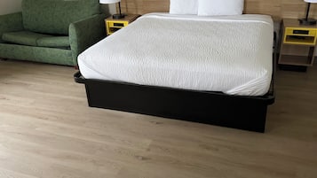 Meja kerja, ruang kerja ramah laptop, dan tirai kedap cahaya