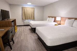 مكتب ومساحة عمل للكمبيوتر المحمول وستائر تعتيم ومكواة/لوح كي