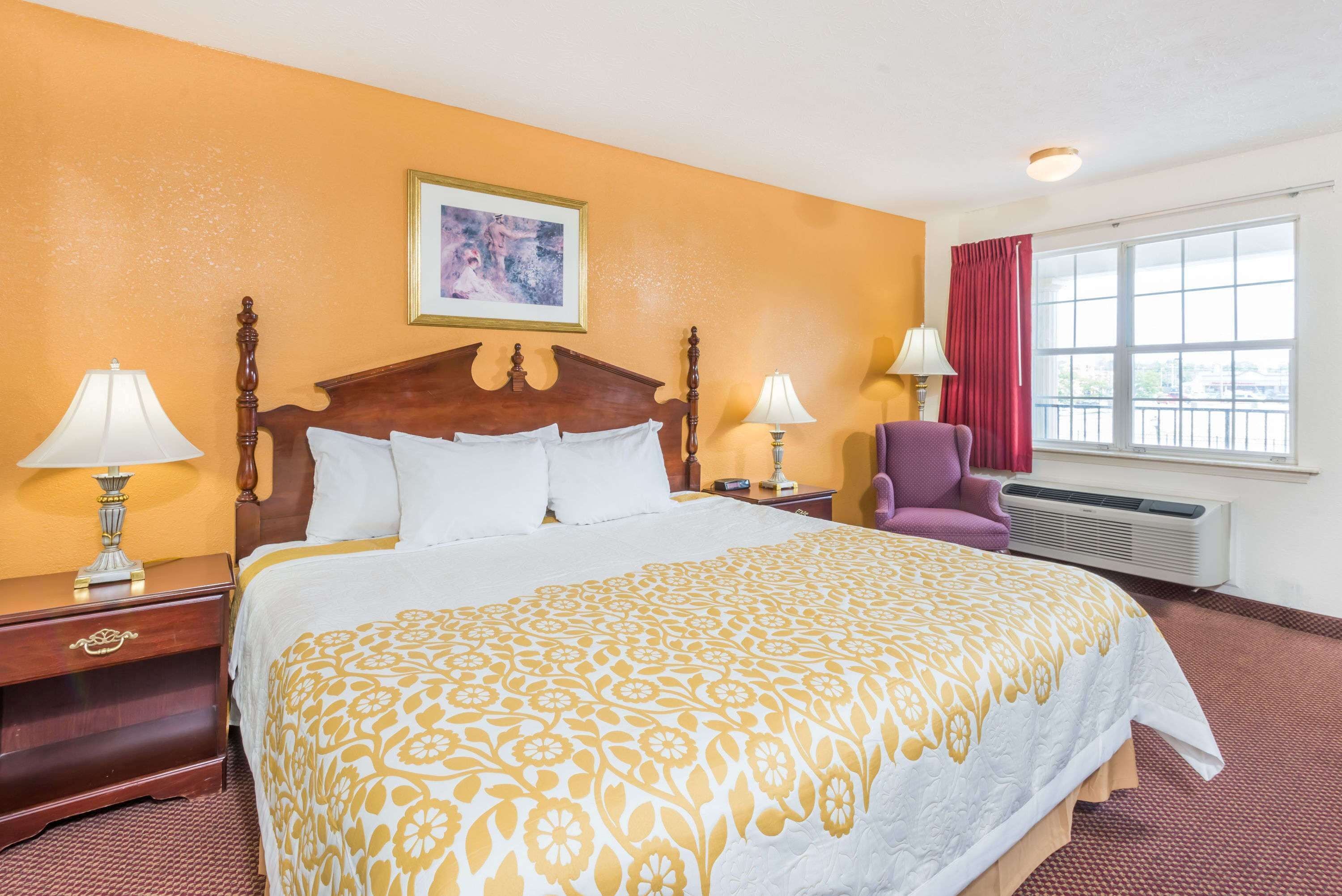 Escritorio, espacio para trabajar con laptop y cortinas blackout 