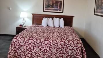 Camas con pillow-top, escritorio, tabla de planchar con plancha y cunas