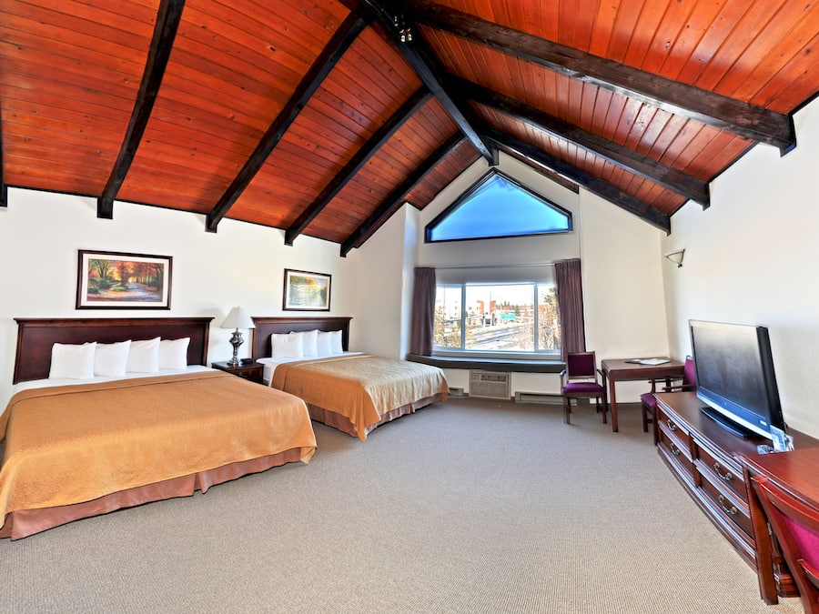 Camas com colchões pillow-top, escrivaninha