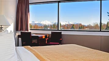 Junior Suite, 1 King Bed, Refrigerator & Microwave, Corner | Pillow-top beds, in-room safe, desk, blackout curtains