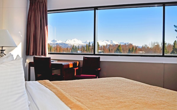 Junior Suite, 1 King Bed, Refrigerator & Microwave, Corner | Pillow-top beds, in-room safe, desk, blackout curtains