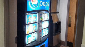 Distributore automatico con logo Pepsi, display digitale e indicatore di calorie.