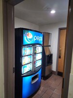 Una máquina expendedora con el logotipo de Pepsi, una pantalla digital y un contador de calorías.