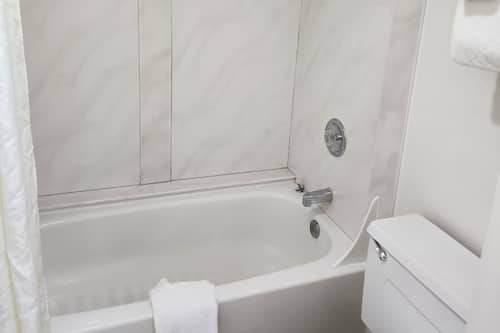 Habitación Deluxe, 2 camas Queen size, refrigerador y microondas | Baño | Tina con regadera y toallas