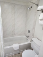 Bañera con ducha, toallas