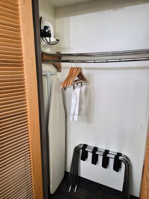 Fer et planche à repasser