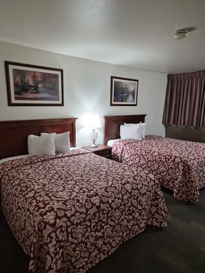 Surmatelas, bureau, fer et planche à repasser, lits bébé (en supplément)