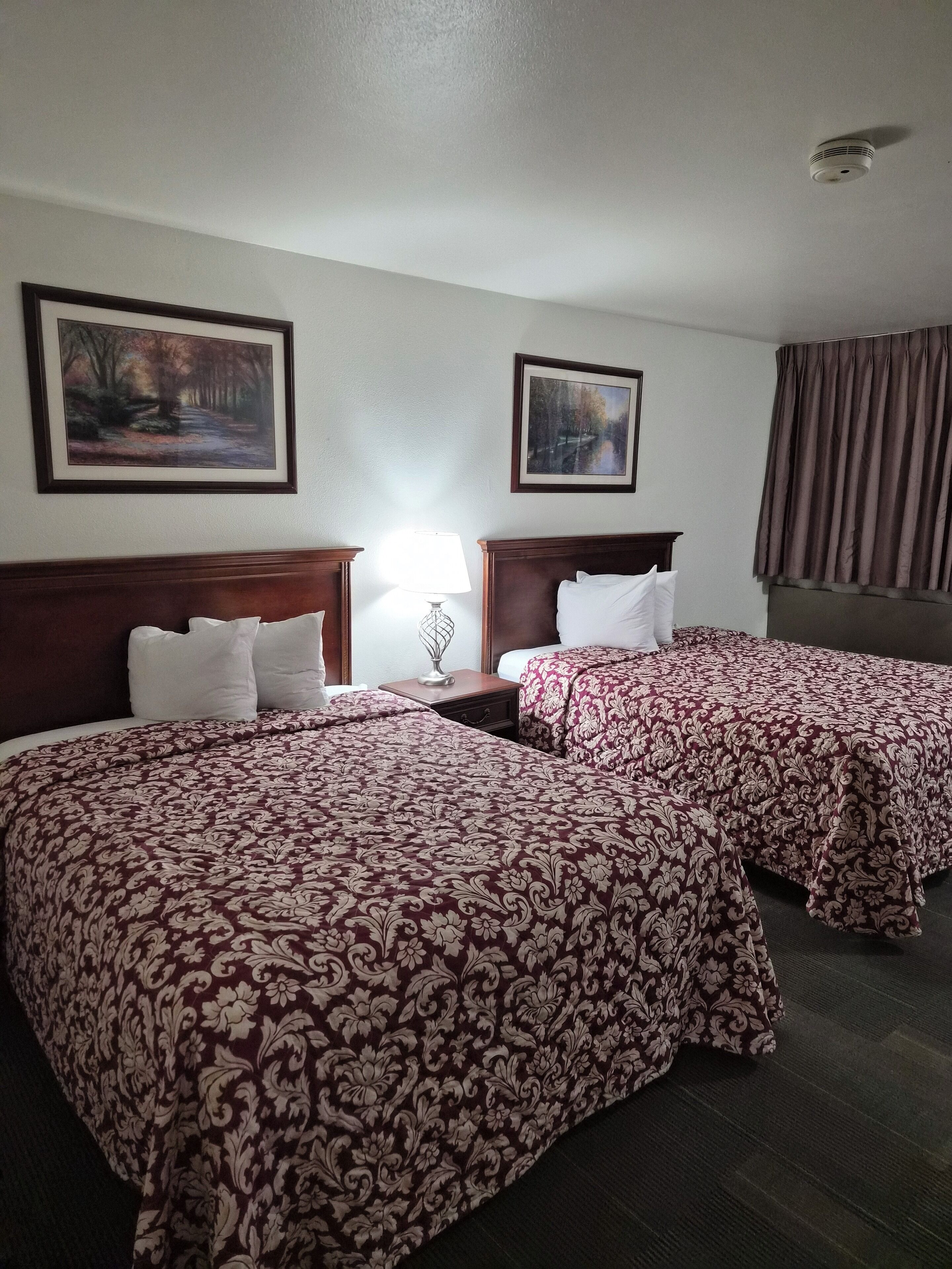 Camas con pillow-top, caja de seguridad en la habitación y escritorio 