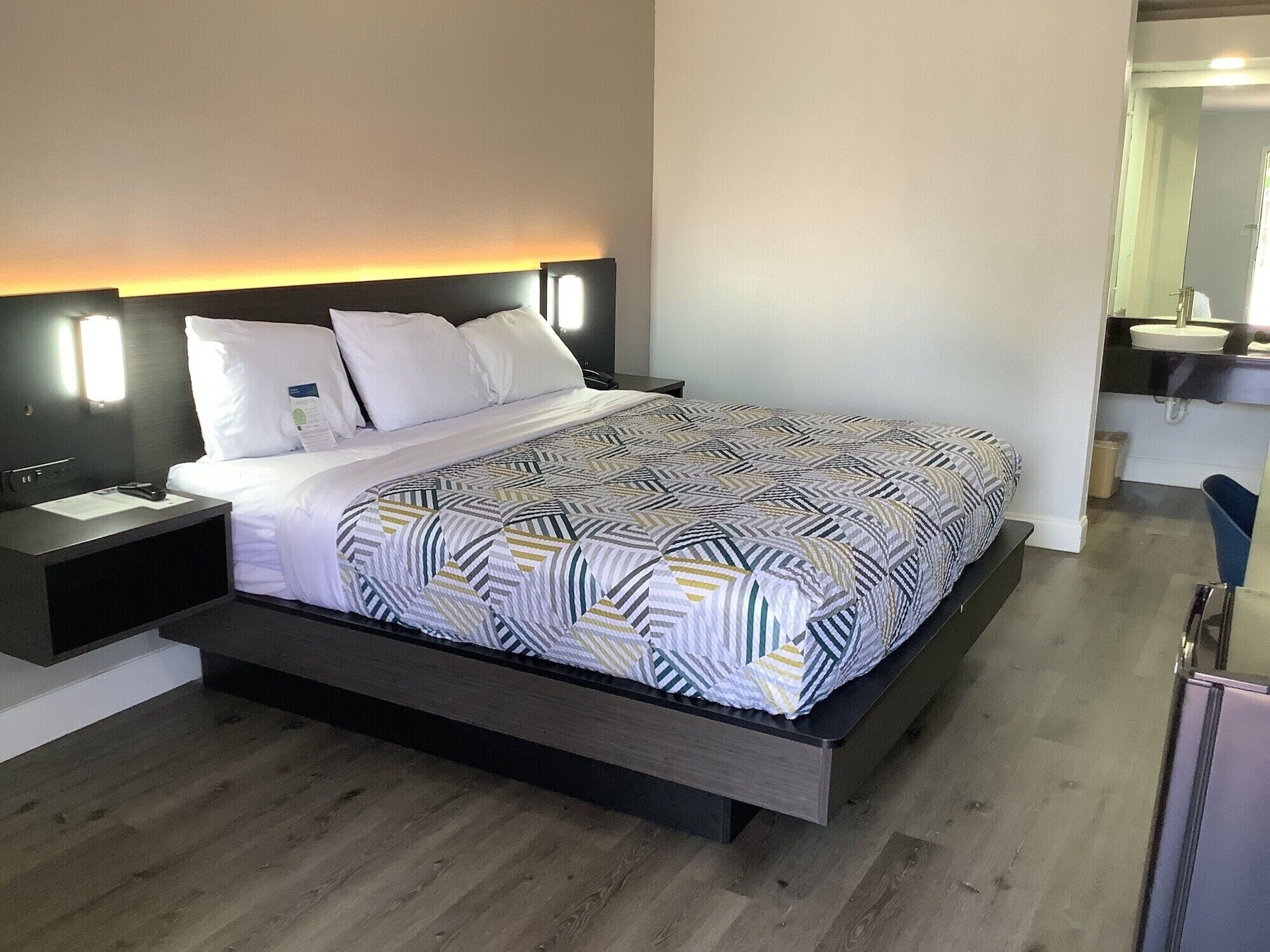 WiFi (free), bed sheets