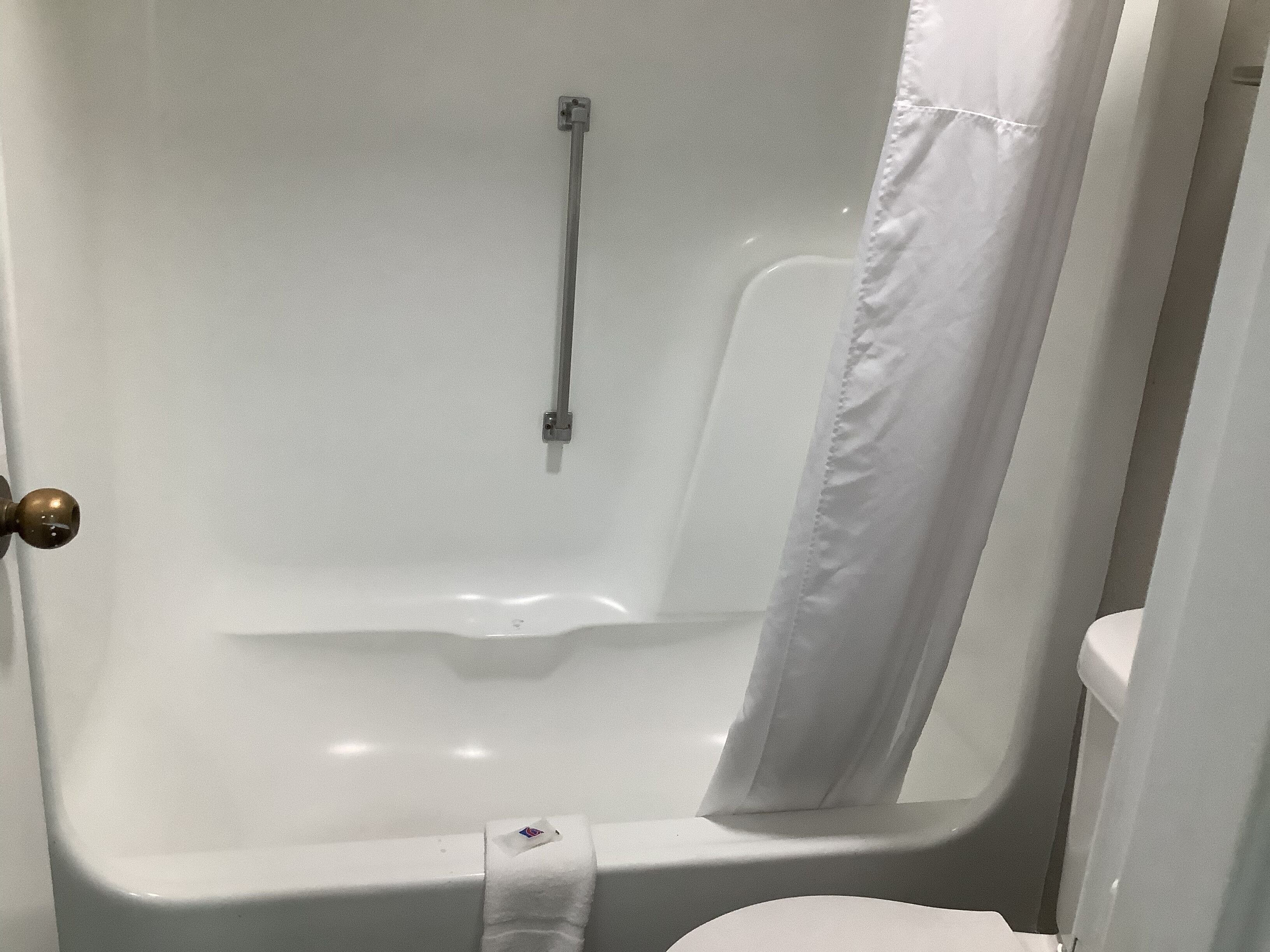 Bañera con ducha, secador de pelo, toallas