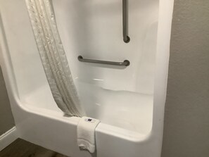 Combined shower/bathtub, hair dryer, towels