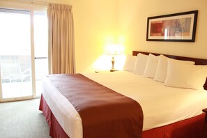 Caja fuerte, tabla de planchar con plancha, cunas gratuitas