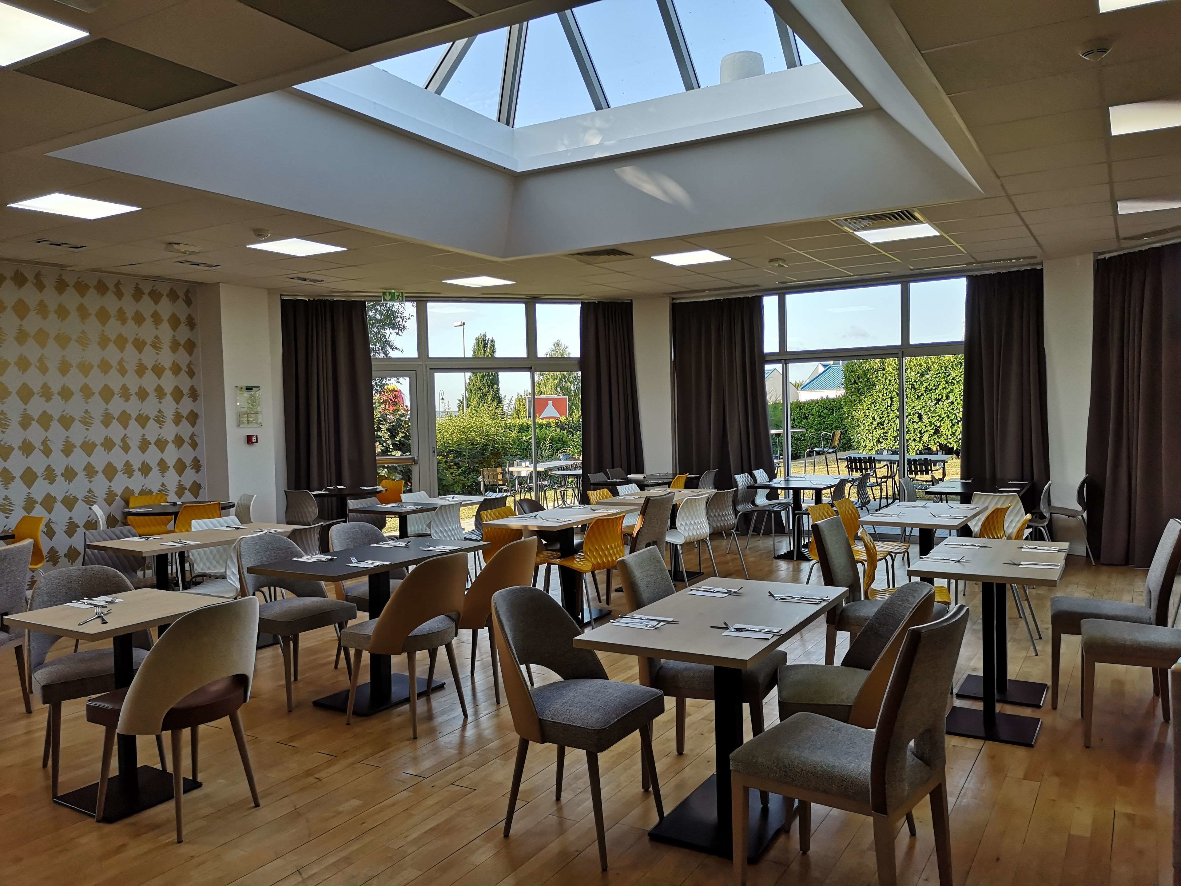 Desayuno buffet diario (EUR 19.00 por persona)