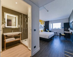 Premium bedding, in-room safe, desk, blackout curtains - Golden Tulip Roissy Saint Witz (Saint-Witz)