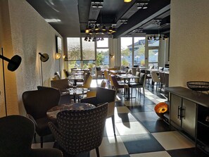Daily buffet breakfast (EUR 19.00 per person)