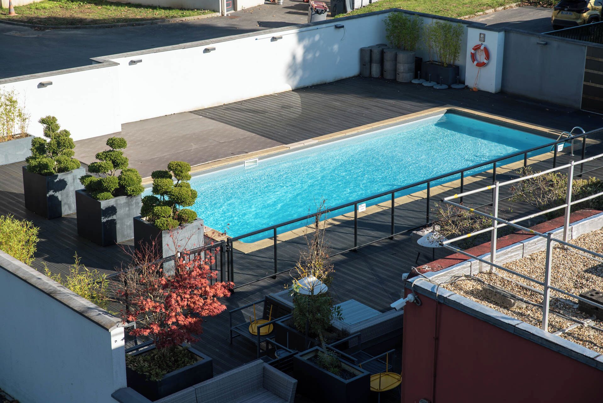 Piscine extérieure, chaises longues