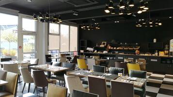 朝食 (ビュッフェ)、毎日提供 (1 名様 19.00 EUR)