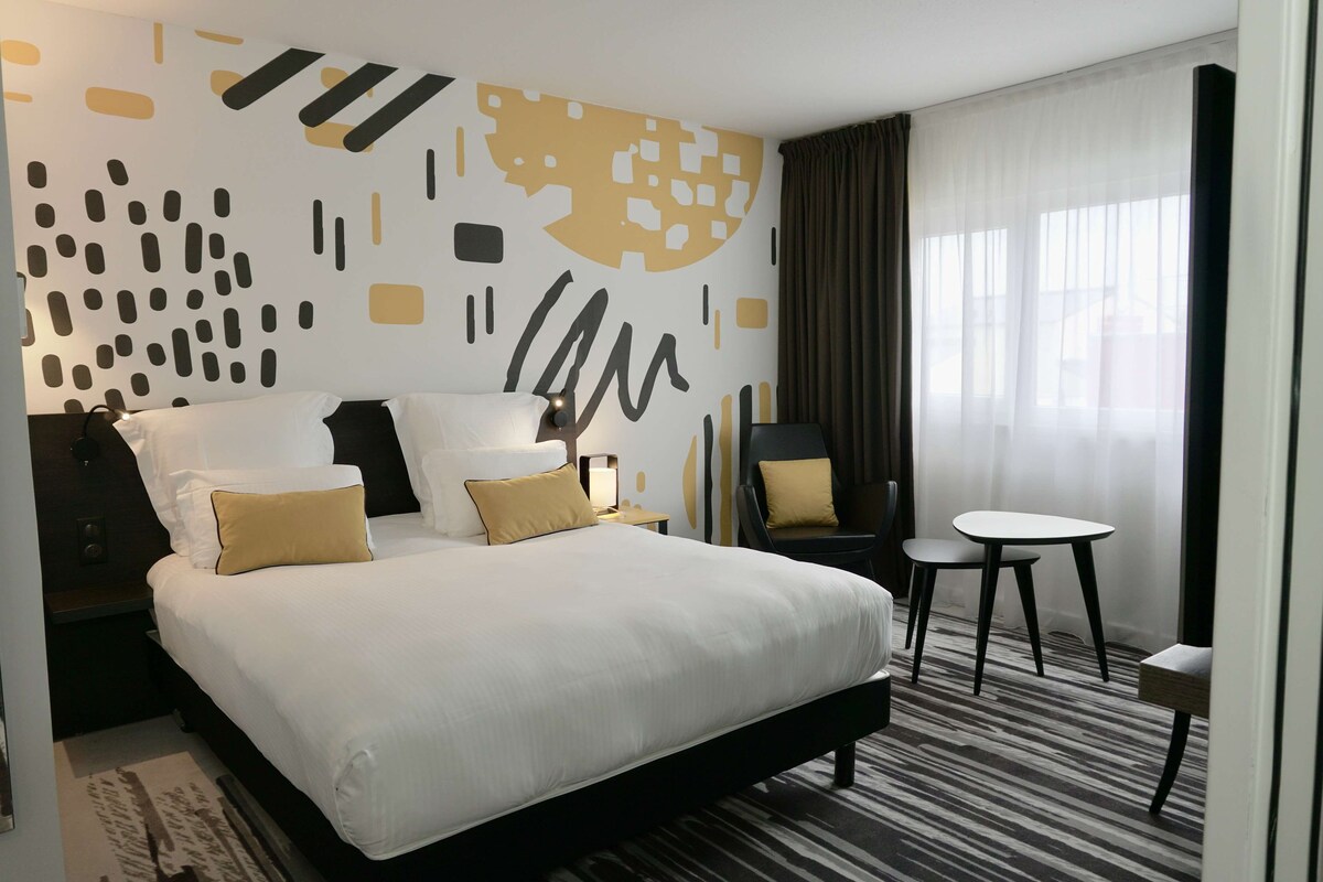 Suite, 1 Queen Bed with Sofa bed | Premium bedding, in-room safe, desk, blackout drapes